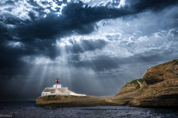 כְּהֶרֶף אוֹר  סֶדֶק נִפְעָר בֵּין עָנָן לְרוּחַ, הָאוֹר חוֹלֵף, הָנִסְתָּר נִגְלֶה